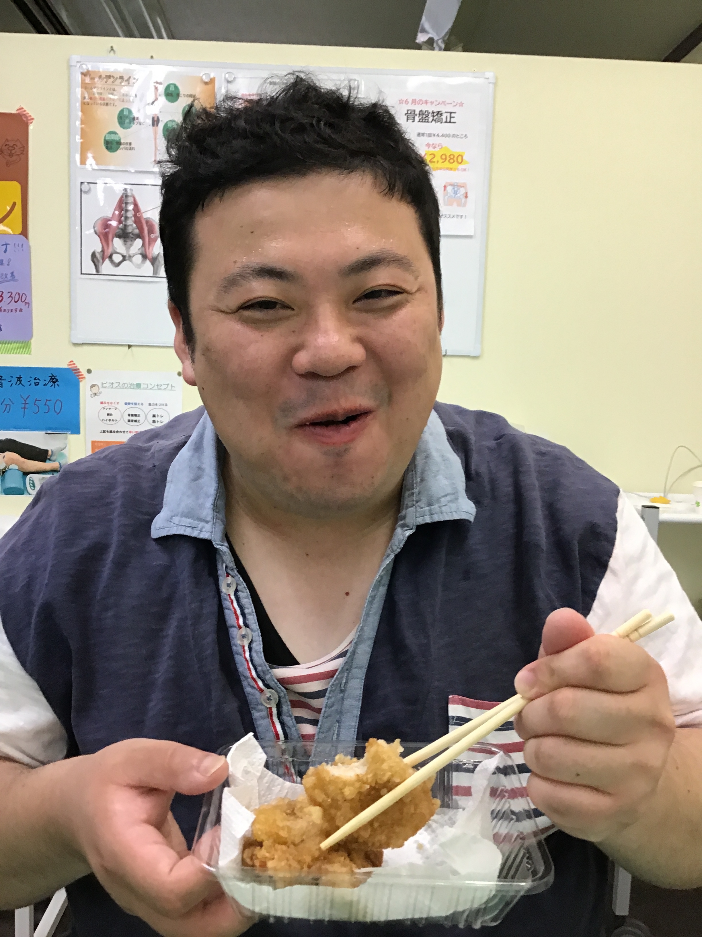 食事中の髙橋先生